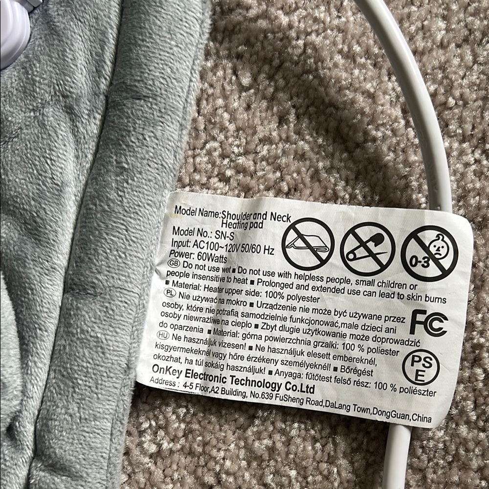 Neck and Shoulder Gray Electric Heating Pad with different levels and a timer - Picture 3 of 6